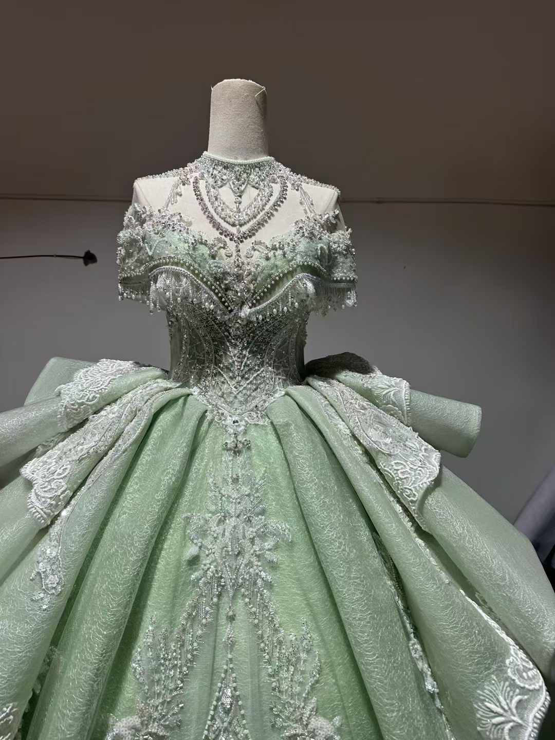 クラシカル若緑　ビジュー　高品質　バックリボン　エレガントなシルエット　細か見えシルエット　ホルターネック　二の腕カバー