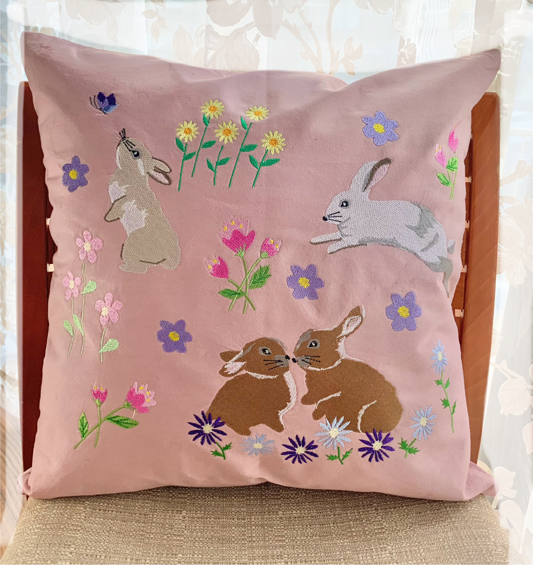 新品未使用　ピンクハウスうさぎクッションカバー 刺繍クッションカバー うさぎの楽園 クッション・クッション