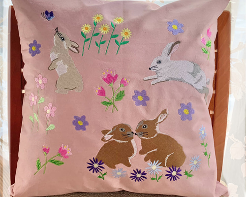 ピアリマーマ クッションカバー イニシャル刺繍フリルクッションカバー(ブルー)手刺繍 フレンチ