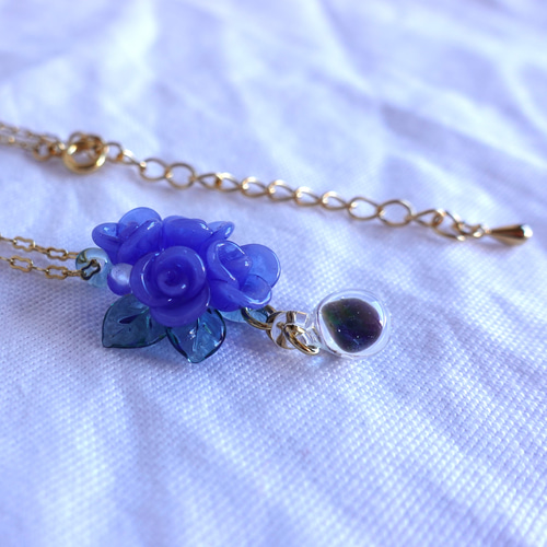 青いバラの花束ネックレス ネックレス・ペンダント satsuki