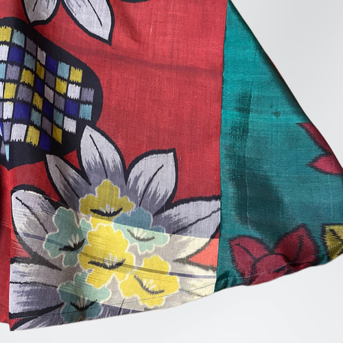 着物リメイク　銘仙とアンティーク着物のリバーシブルスカート（赤） 赤に白い花古銘仙☆着物リメイクロングスカート | iichi 日々の