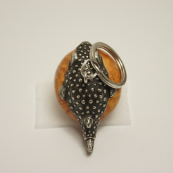 フグ　花梨瘤（木材）ピューター（金属）キーホルダー、ペンダント、バッグチャーム、置物 7枚目の画像