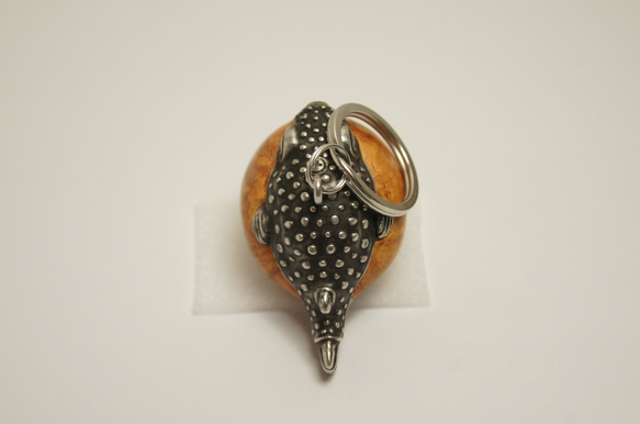 フグ　花梨瘤（木材）ピューター（金属）キーホルダー、ペンダント、バッグチャーム、置物 7枚目の画像