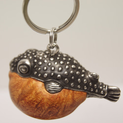 フグ　花梨瘤（木材）ピューター（金属）キーホルダー、ペンダント、バッグチャーム、置物 6枚目の画像