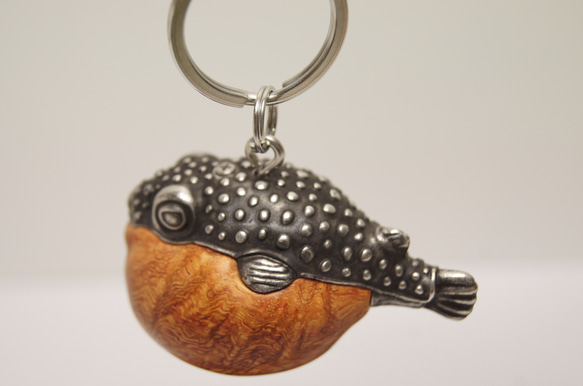 フグ　花梨瘤（木材）ピューター（金属）キーホルダー、ペンダント、バッグチャーム、置物 6枚目の画像