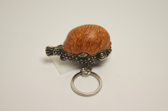 フグ　花梨瘤（木材）ピューター（金属）キーホルダー、ペンダント、バッグチャーム、置物 10枚目の画像