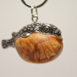 フグ　花梨瘤（木材）ピューター（金属）キーホルダー、ペンダント、バッグチャーム、置物 4枚目の画像