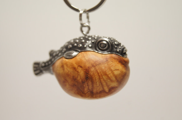 フグ　花梨瘤（木材）ピューター（金属）キーホルダー、ペンダント、バッグチャーム、置物 4枚目の画像