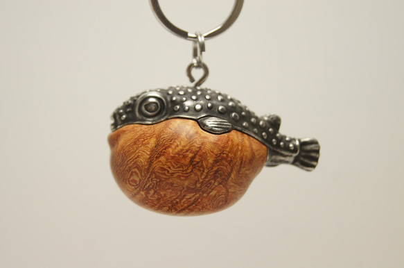 フグ　花梨瘤（木材）ピューター（金属）キーホルダー、ペンダント、バッグチャーム、置物 1枚目の画像