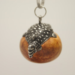 フグ　花梨瘤（木材）ピューター（金属）キーホルダー、ペンダント、バッグチャーム、置物 5枚目の画像