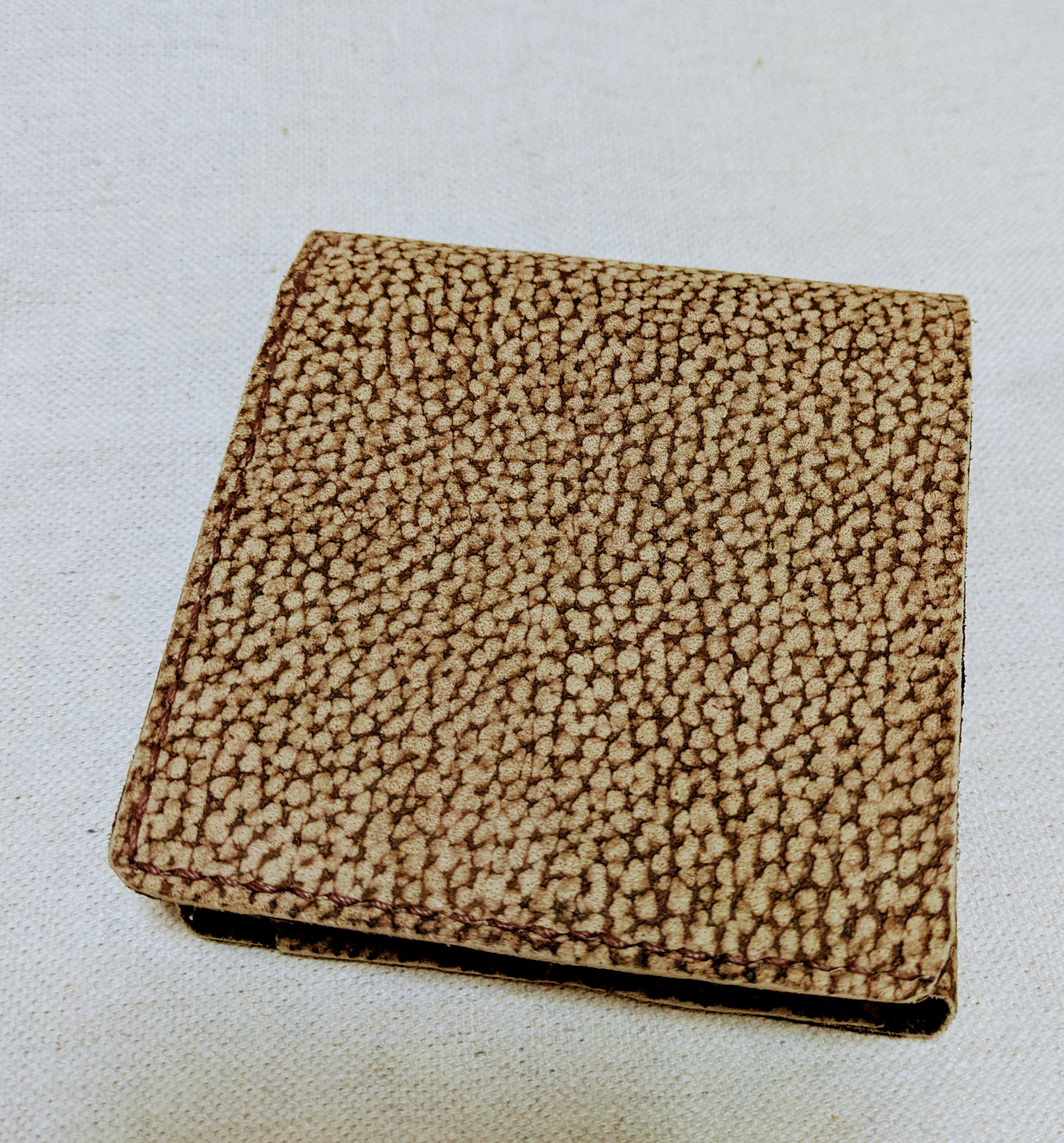 コルクみたいな本革二つ折り財布