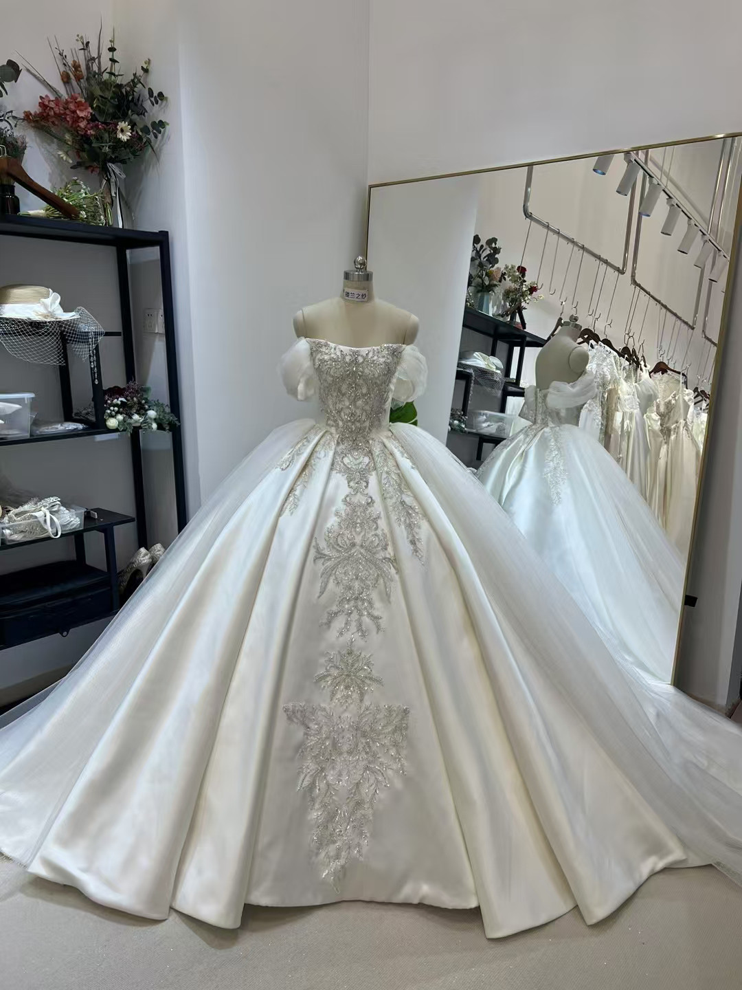 送料無料！ウェディングドレス オフショルダー キラキラ光る刺繍 韓国風ドレス 光沢サテン 披露宴/結婚式 憧れのドレス