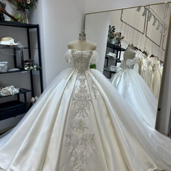 【韓国風】オフショル ウェディングドレス✨グリッター×リボン／美品 CW3354 韓国風 プリンセス キラキラ 豪華 ウェディングドレス – COCOMELODY