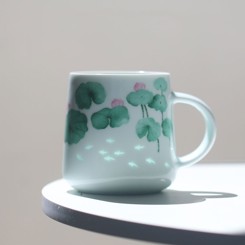魚芝居蓮の葉の間、精巧な陶磁器の杯、詩的なコップ、贈り物の佳品