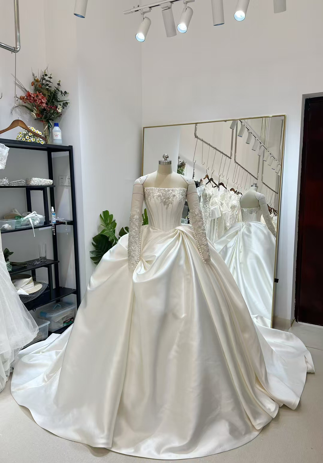 送料無料！ウェディングドレス ラッフルフリル  取り外し袖 キラキラのハンドビーディング ブライダ アンティークなドレス