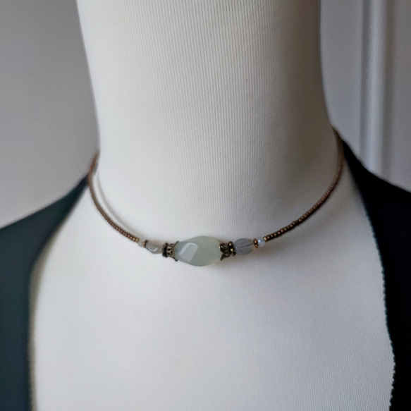 ニュージェイドのアンティーク風チョーカー 3枚目の画像