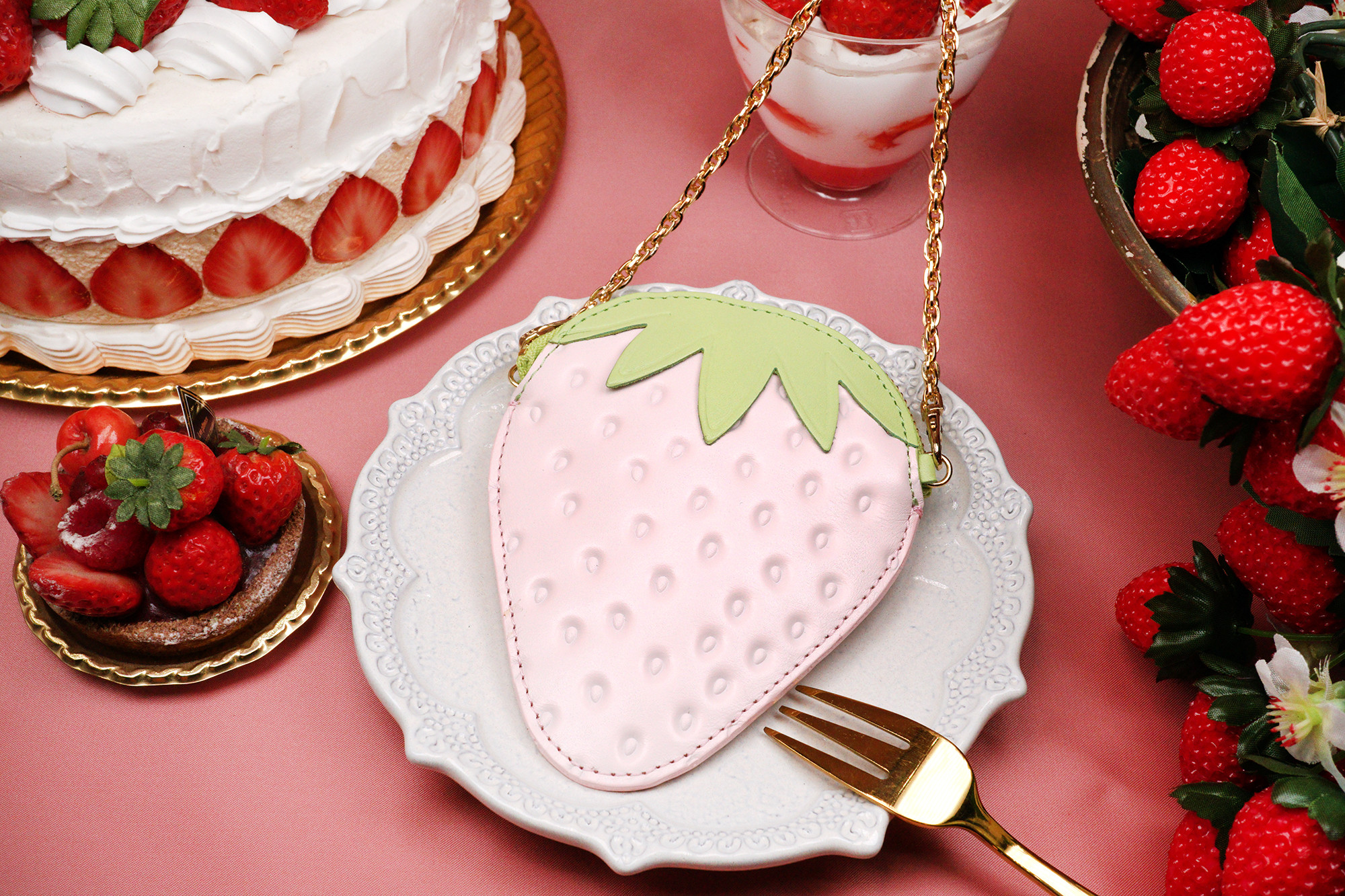 「スイカ」が入るヘタ付き白いちご（牛革製コイン＆パスケース）