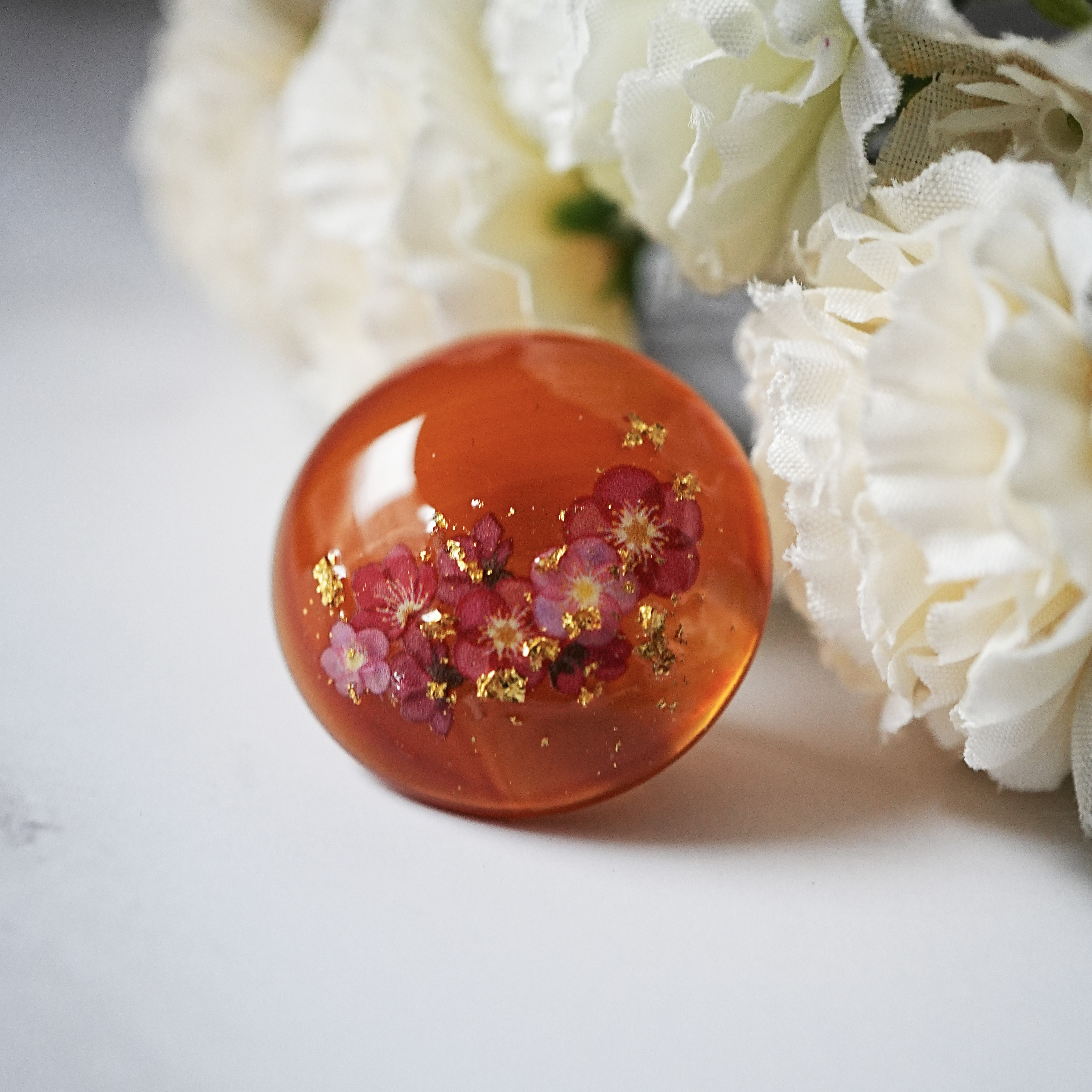 天然石カーネリアンと梅の帯留め  金箔入り　ポニーフック　ブローチ　春の超早割2026