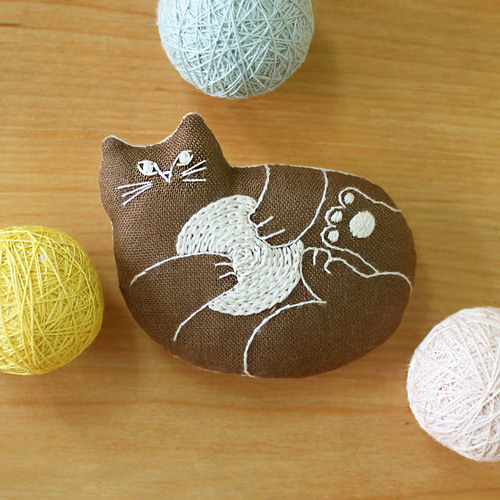刺しゅうキット 刺繍ブローチ へそ天 猫 2カラー 【nekogao】 生地