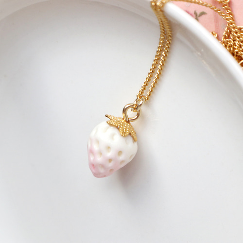 小さな白苺のネックレス ネックレス・ペンダント noaya 通販 18685140  