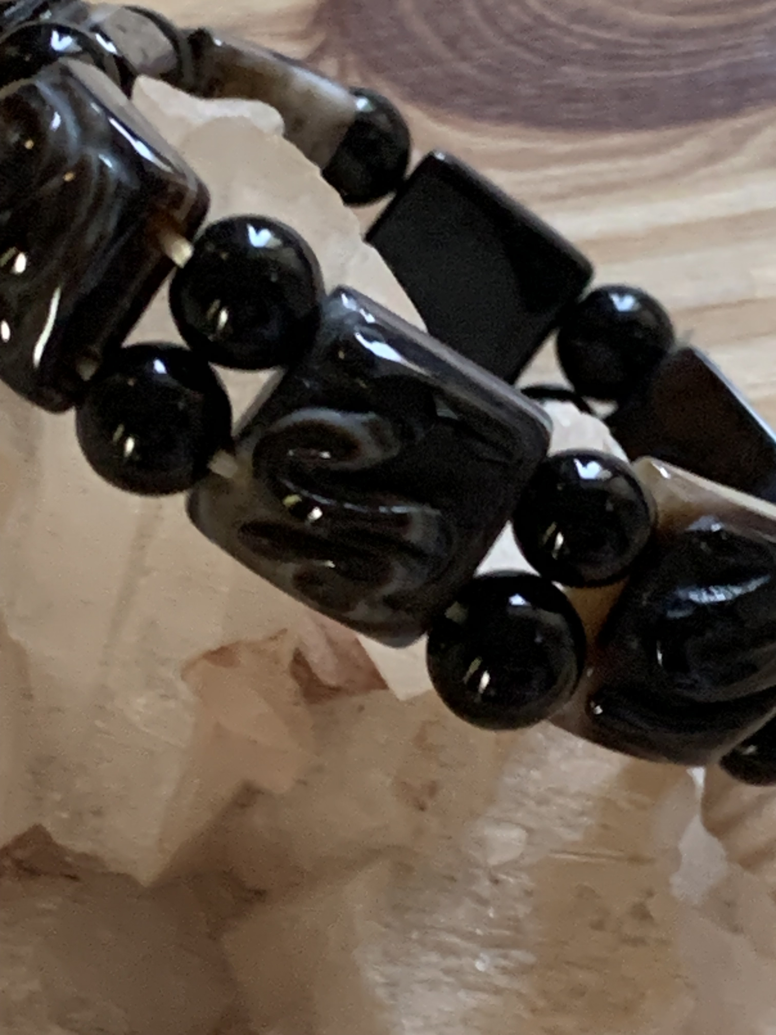 期間限定販売 浮かび彫り上げ板珠天眼石のバングル