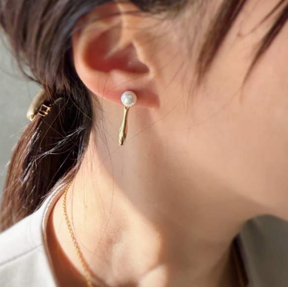 国産貝パールとニュアンスゴールドのピアス  フォーマル 1枚目の画像