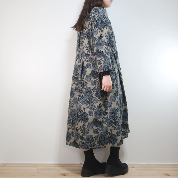 ライトグレーの花柄細畝コーデュロイ❣️ラウンドネック（丸襟）長袖