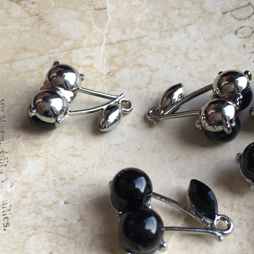 2個】21×16mm/シルバー×ブラック/さくらんぼチャーム チャーム maple