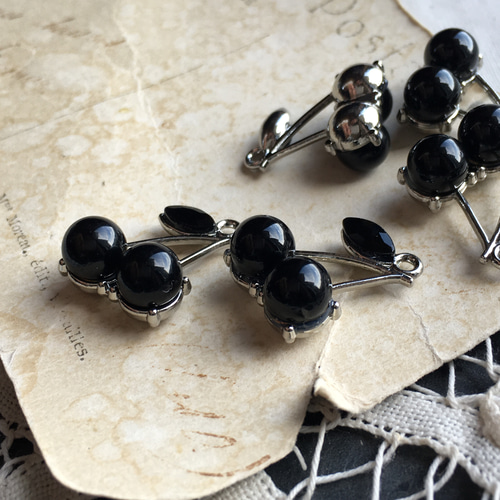 2個】21×16mm/シルバー×ブラック/さくらんぼチャーム チャーム maple