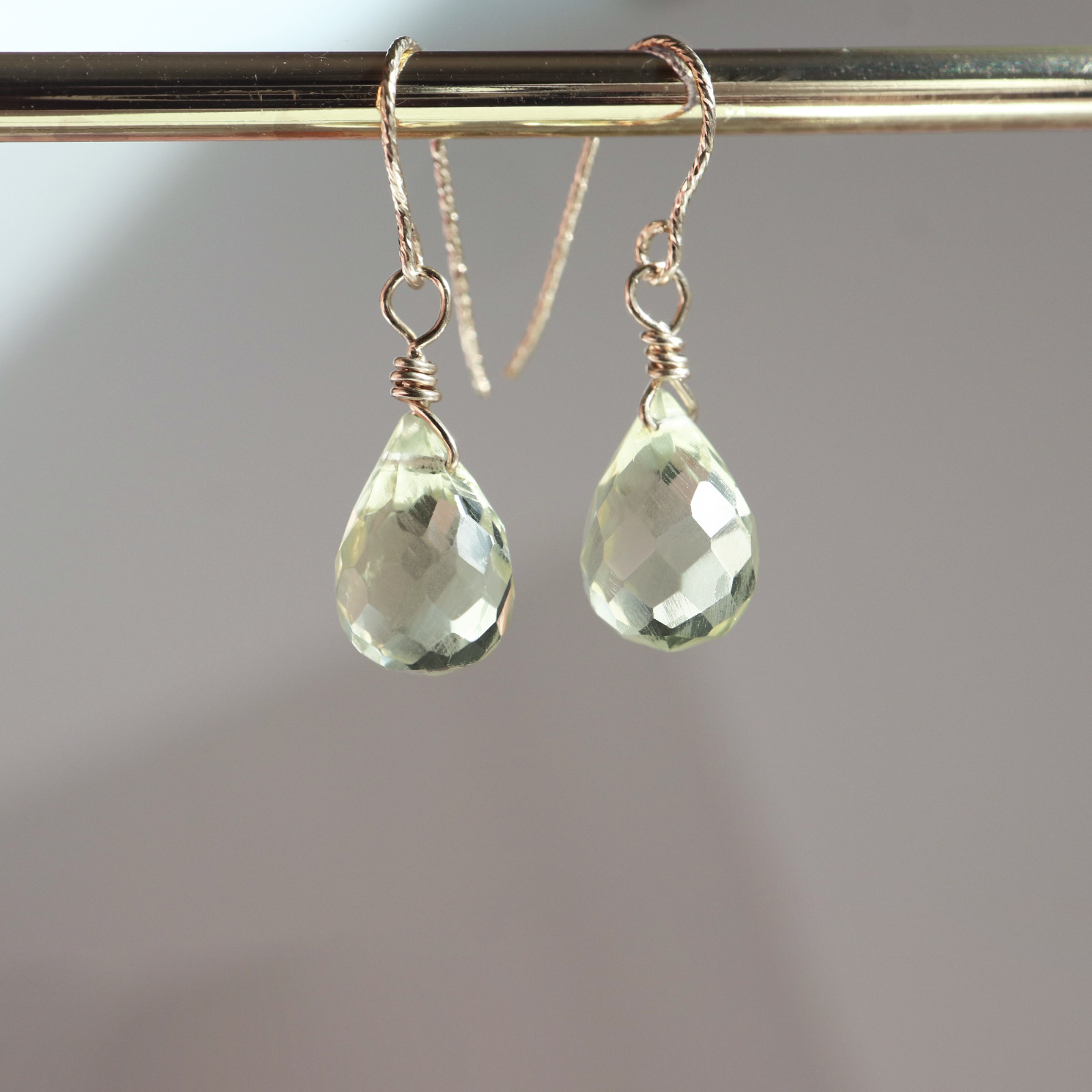 よく晴れた日の元気で明るい日差しを吸い込んだ様な14kgfレモンクォーツピアス 天然石雫シンプル夏淡い薄いペールカラー