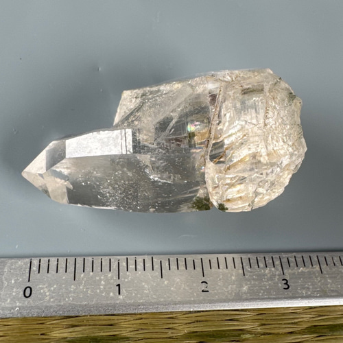 ガネーシュヒマール産 ヒマラヤ水晶 33ミリ 原石ポイント tg864