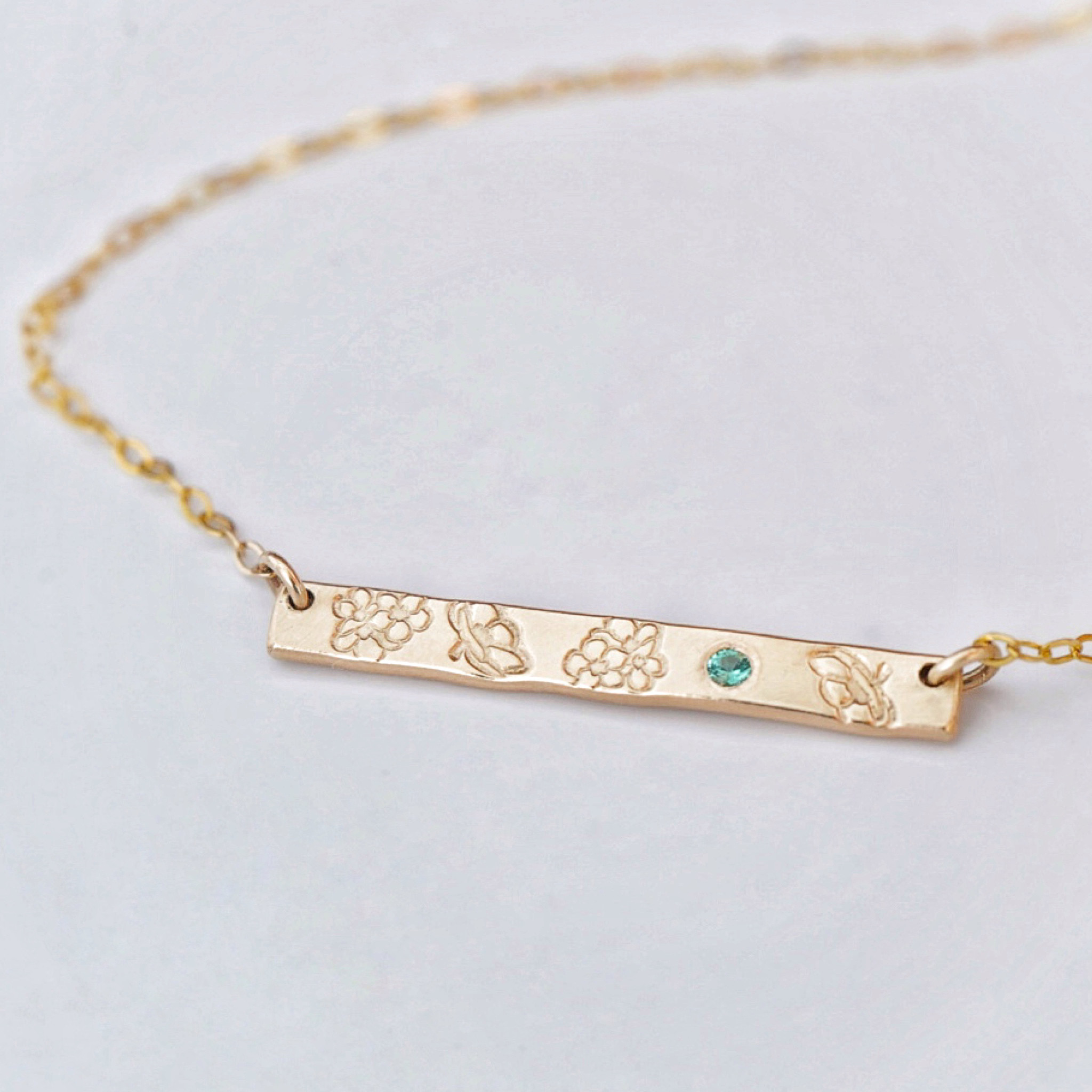 《誕生花 (選べる4種)／誕生石》バーネックレス プレート 14kgf エメラルド ご褒美 ギフト ひまわり追加 8,400円