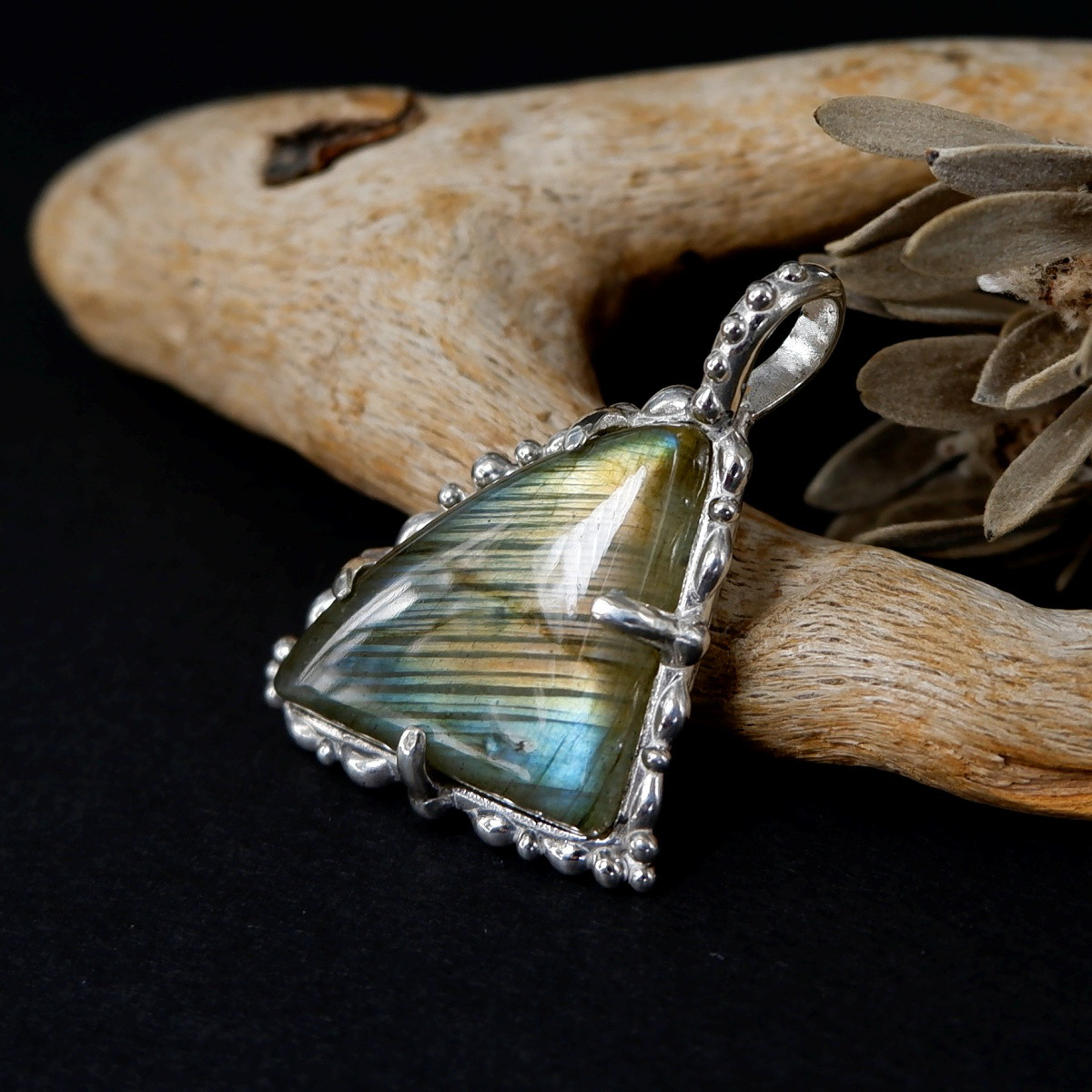 ～幻想的な光の雨～　ラブラドライトの粒飾りペンダント （ストライプ）天然石アクセサリー　一点物 macari