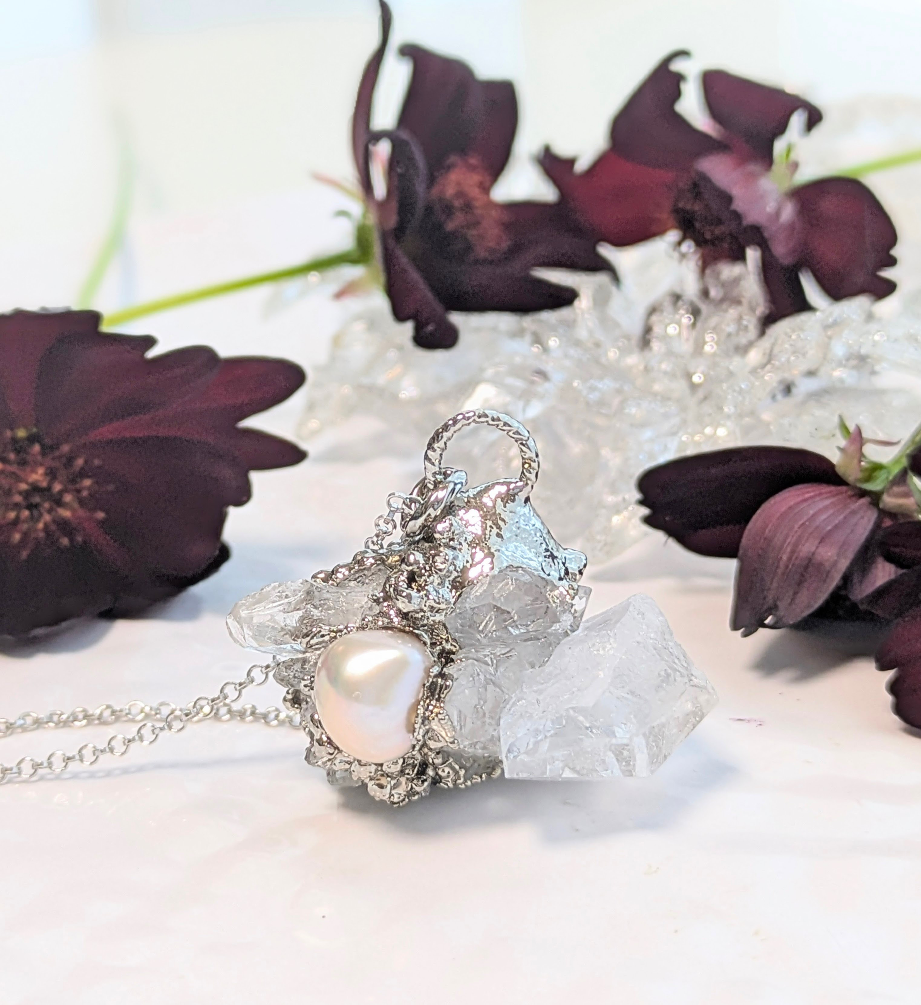 水晶クラスターとパールのペンダント