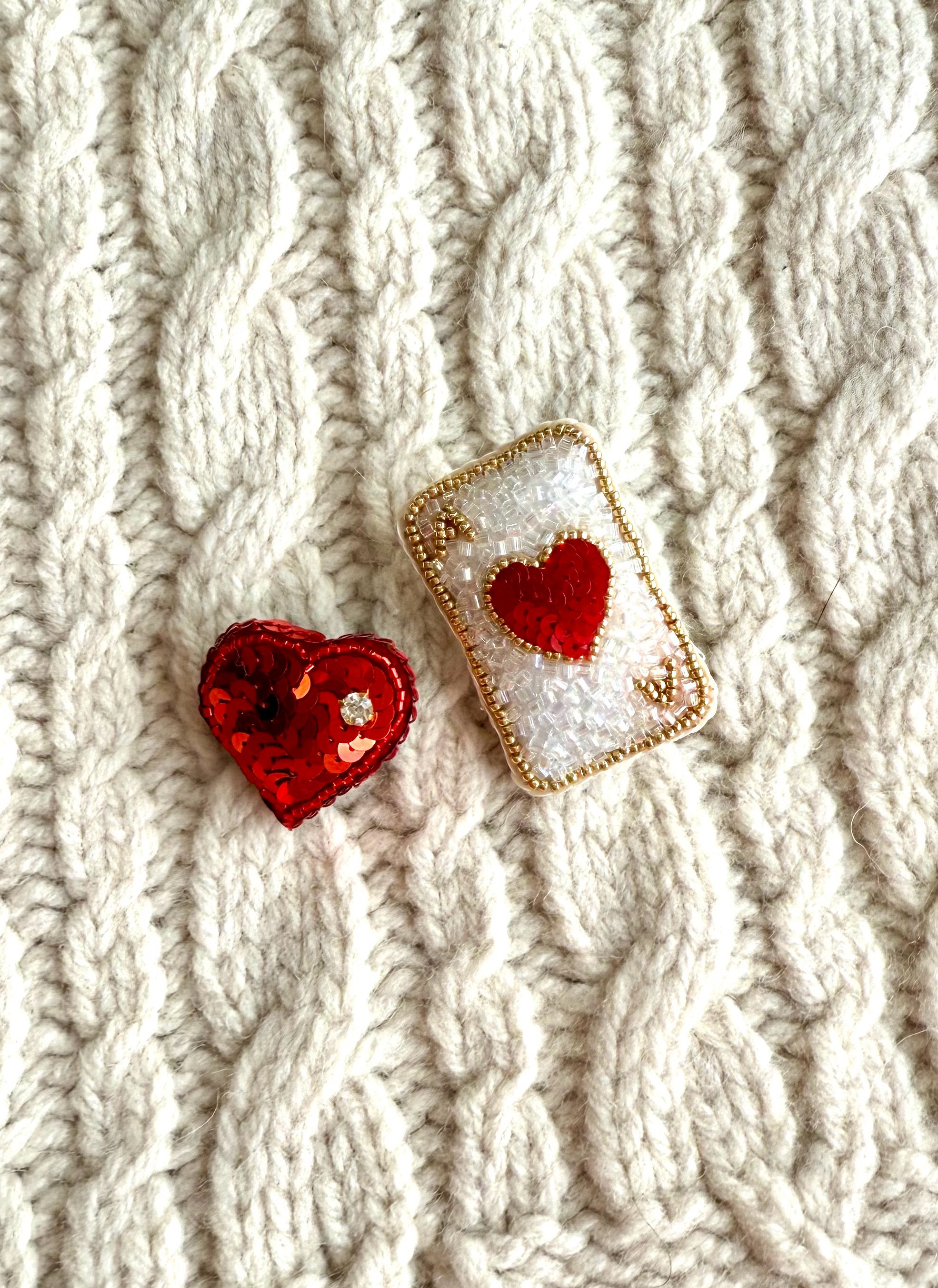 ビーズ刺繍のぷっくりトランプブローチ・ハートのエース（2個セット）