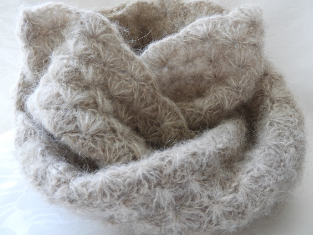 チクチクしないやわらか素材アルパカ75％スヌード114㎝　模様編み薄茶色