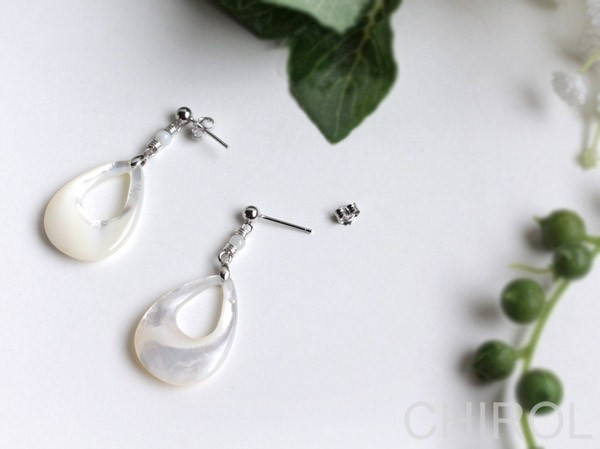 白蝶貝の ペアシェイプの ピアス/ SV925