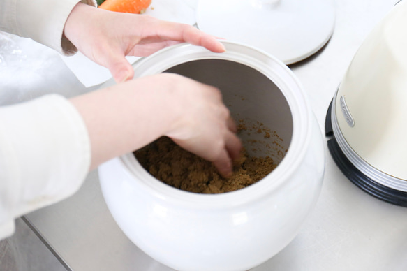 軽くて仕込みやすい甕　ぬか漬け容器に、お味噌（3.3キロ）【三重県四日市産】 えんける道具店の甕（かめ）3.6リットル 9枚目の画像