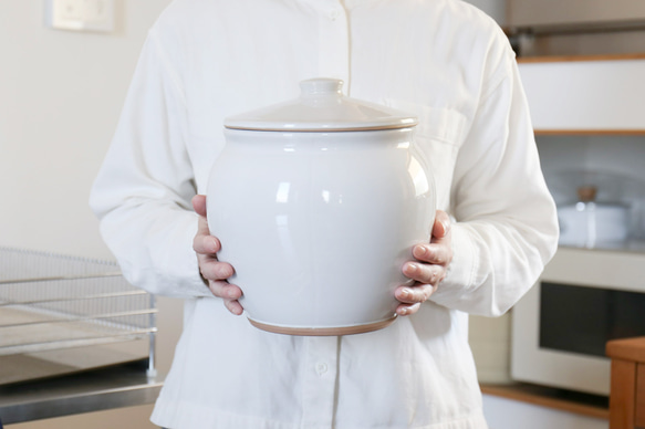 軽くて仕込みやすい甕　ぬか漬け容器に、お味噌（3.3キロ）【三重県四日市産】 えんける道具店の甕（かめ）3.6リットル 1枚目の画像