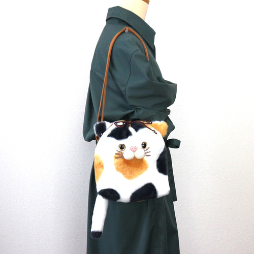 ショルダーバッグを下げた三毛猫さん 8122_1.jpg