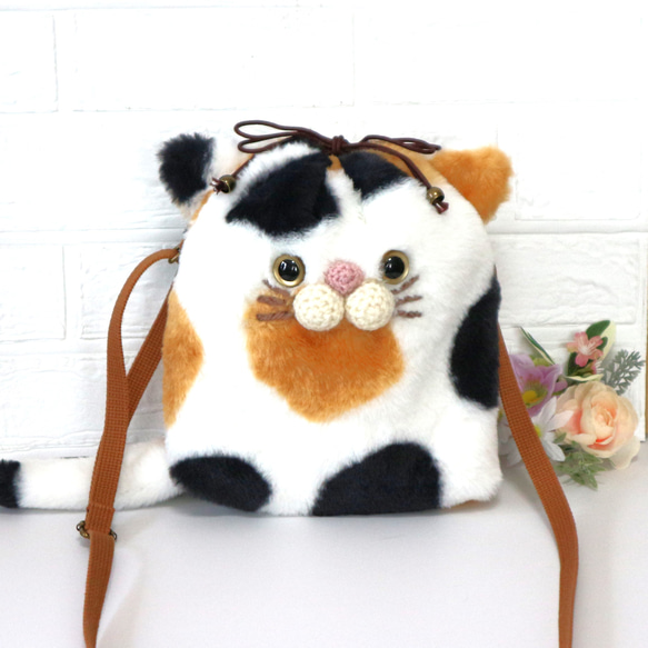 ジグザグベビーブルーファー生地♡刺繍のショルダーバッグ♡フード猫ちゃん もこもこファーの猫ちゃんのショルダーバッグ（三毛猫） ショルダー