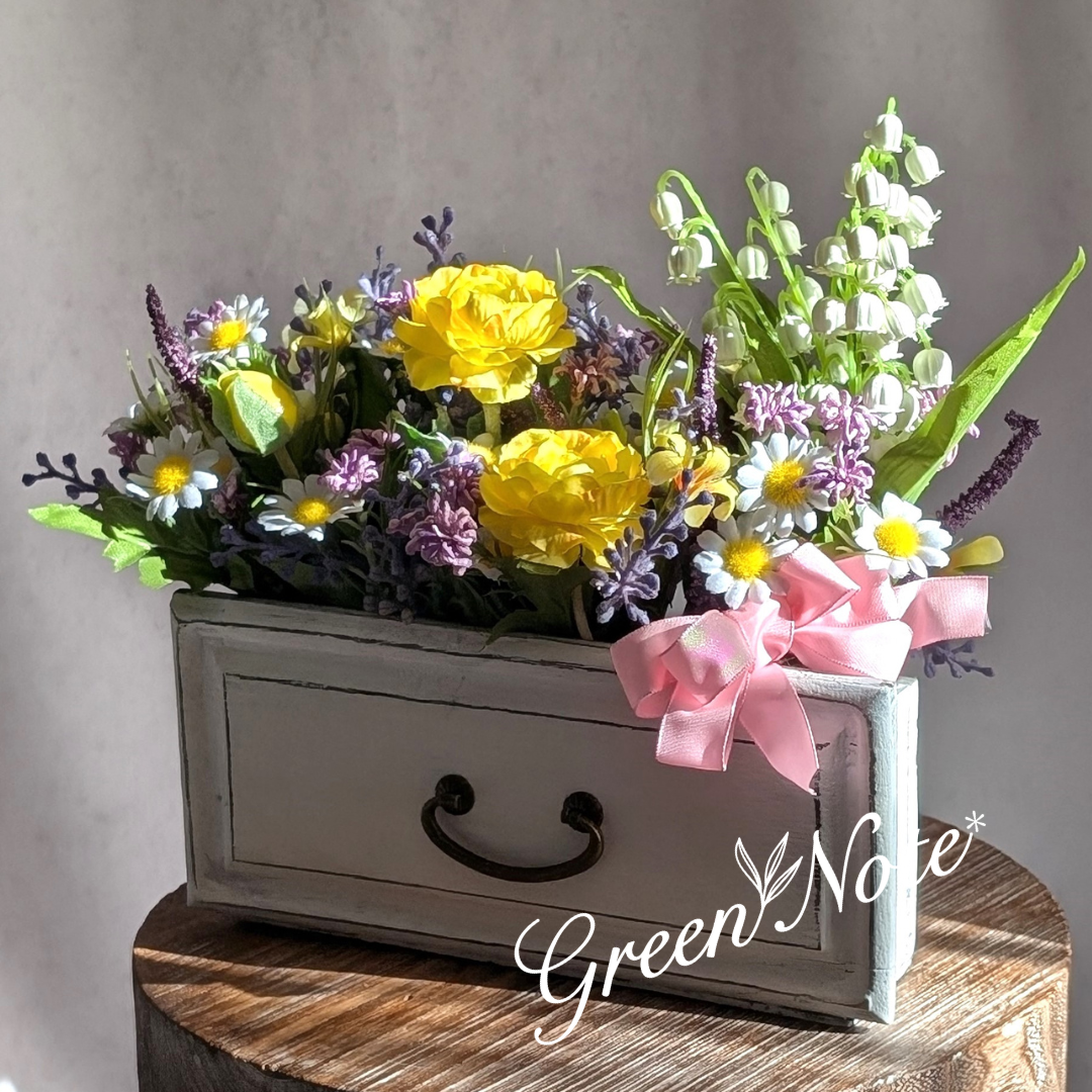 置いても掛けても♪ラナンキュラスとラベンダーのお花いっぱい引き出しアレンジメント　フランスリボン