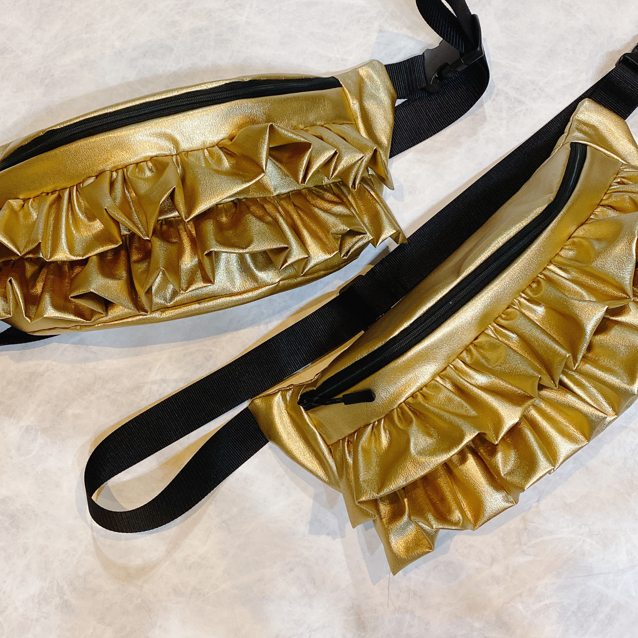 再販⭐︎2段フリルがかわいいボディBAG    メタリックゴールド