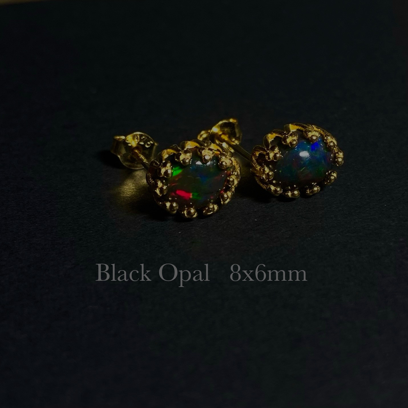 【送料無料】宝石質　ブラックオパール　オパール　オーバルカボション　カボション　ピアス　スタッドピアス　イエローゴールド 5,760円