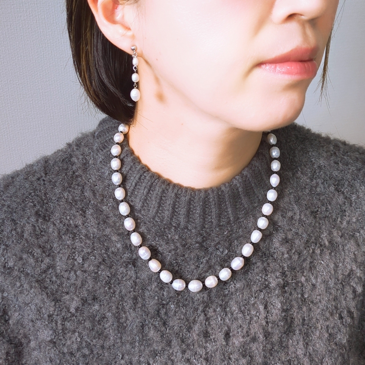 【一点限定】天然養殖淡水パール オーバル×黒ビーズのマグネット留めネックレス