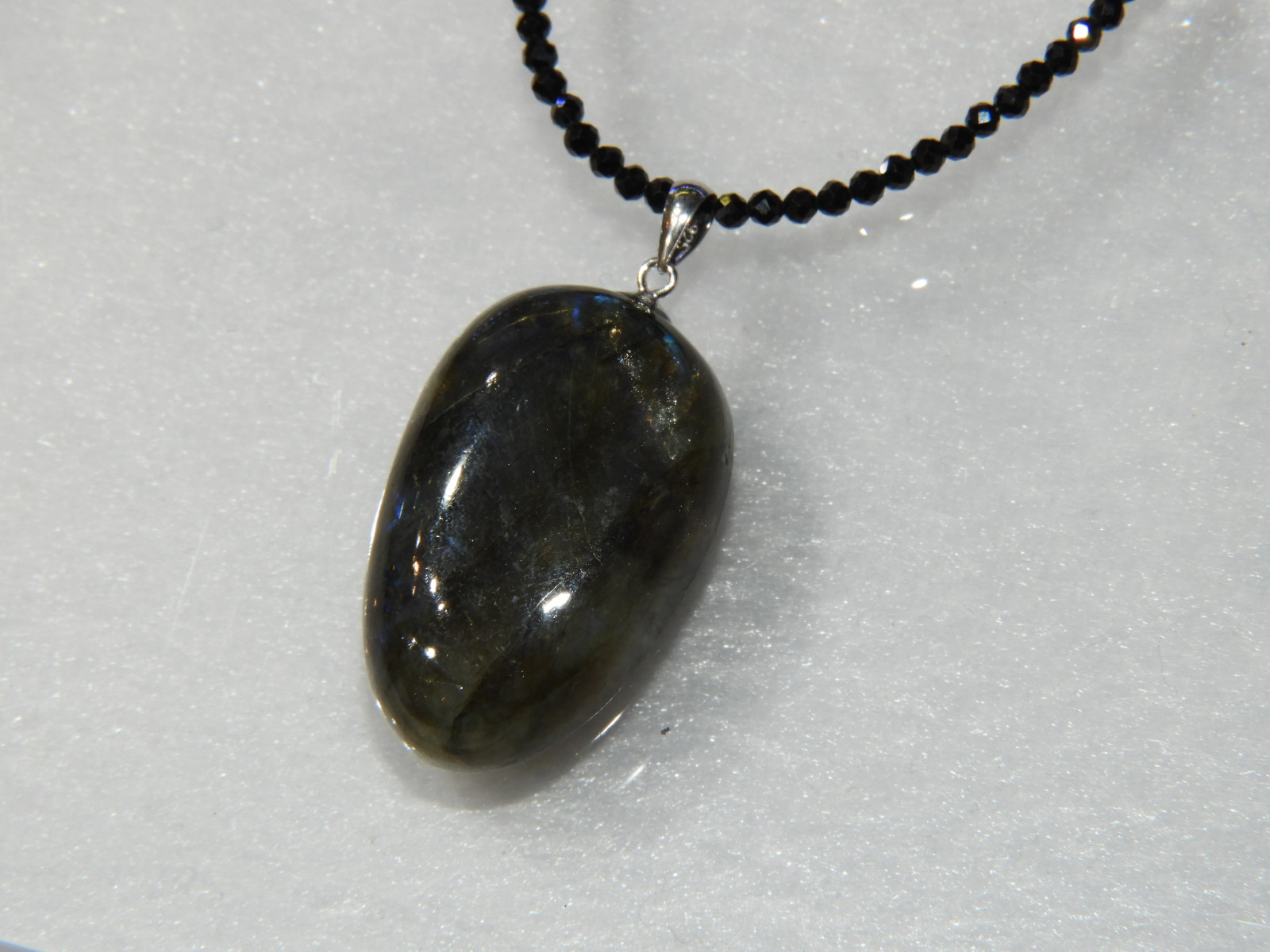 ちらりと見えるブルーが美しい！ラブラドライトの一点物ペンダント！メイドインジャパン！　１７