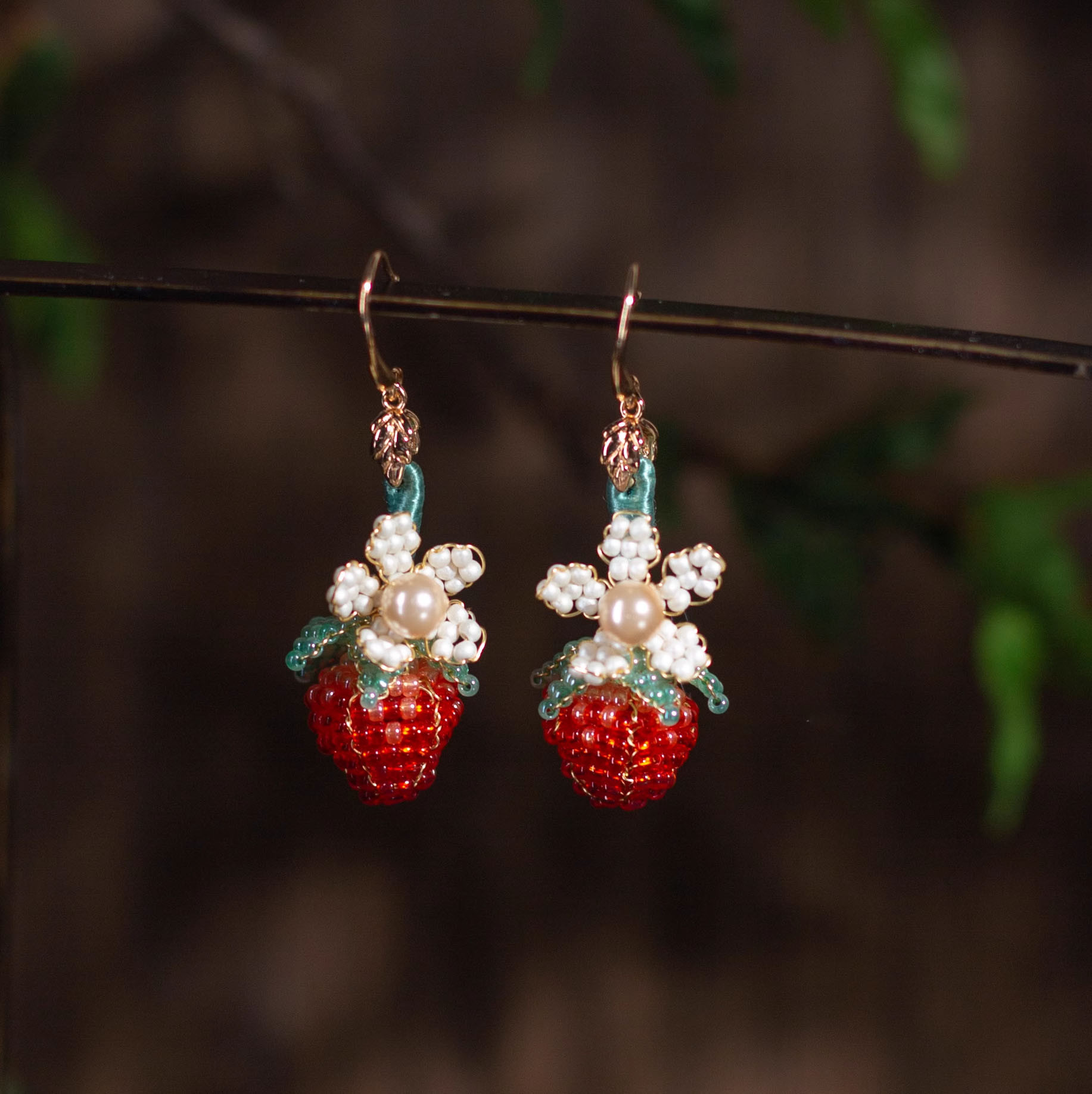真珠とイチゴのイヤリング完成品クラシックオリジナル赤の手作り親友プレゼント