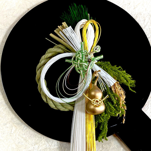 亀を飾った瓢箪と神聖なヒカゲノカズラの金白水引のしめ縄飾り