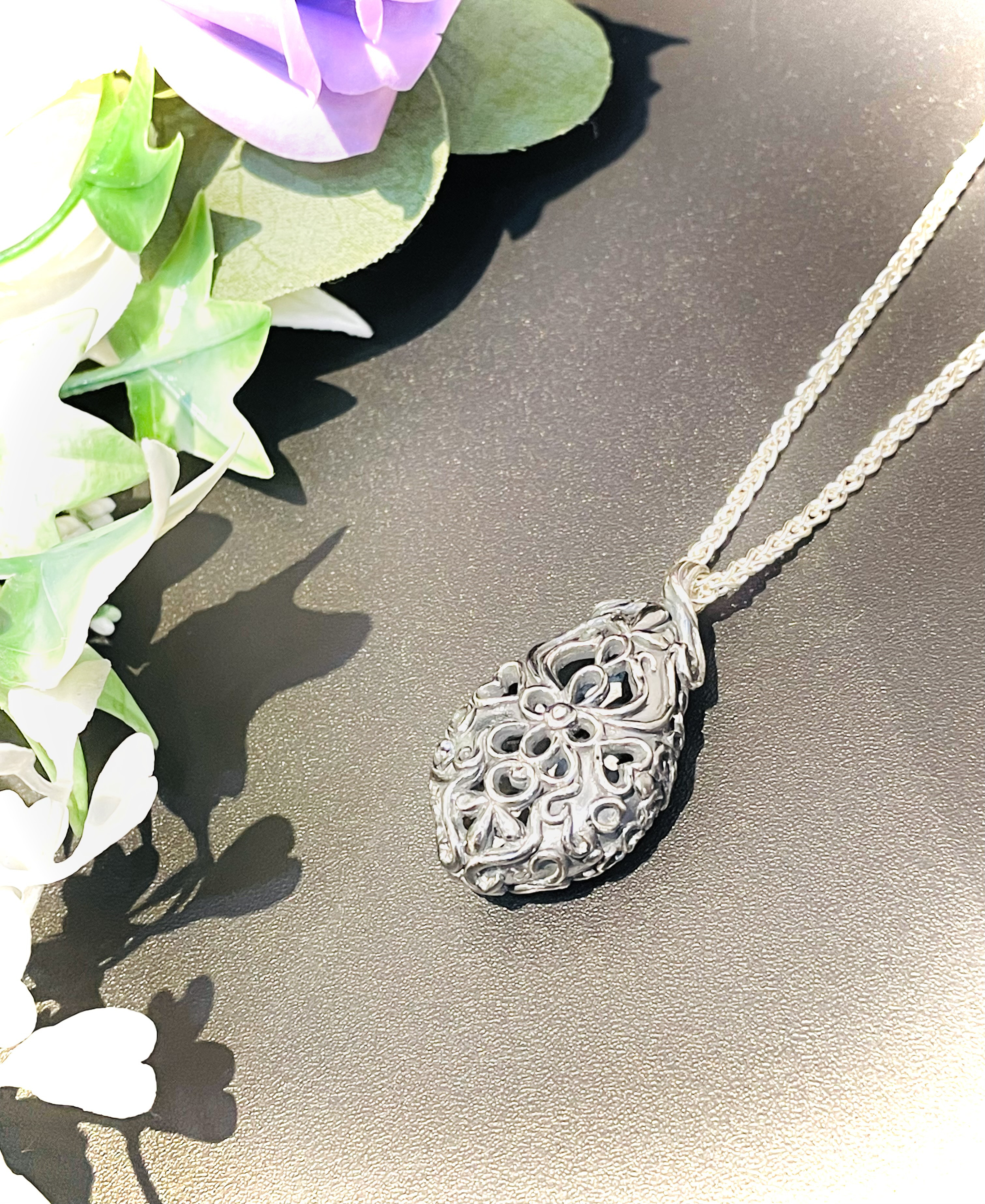 透かし彫りペンダント②