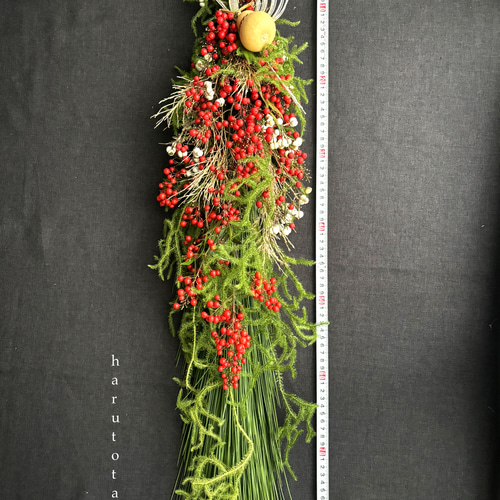 大王松・ヒカゲノカズラ・南天・南京ハゼ・瓢箪・水引…縁起物を合わせ